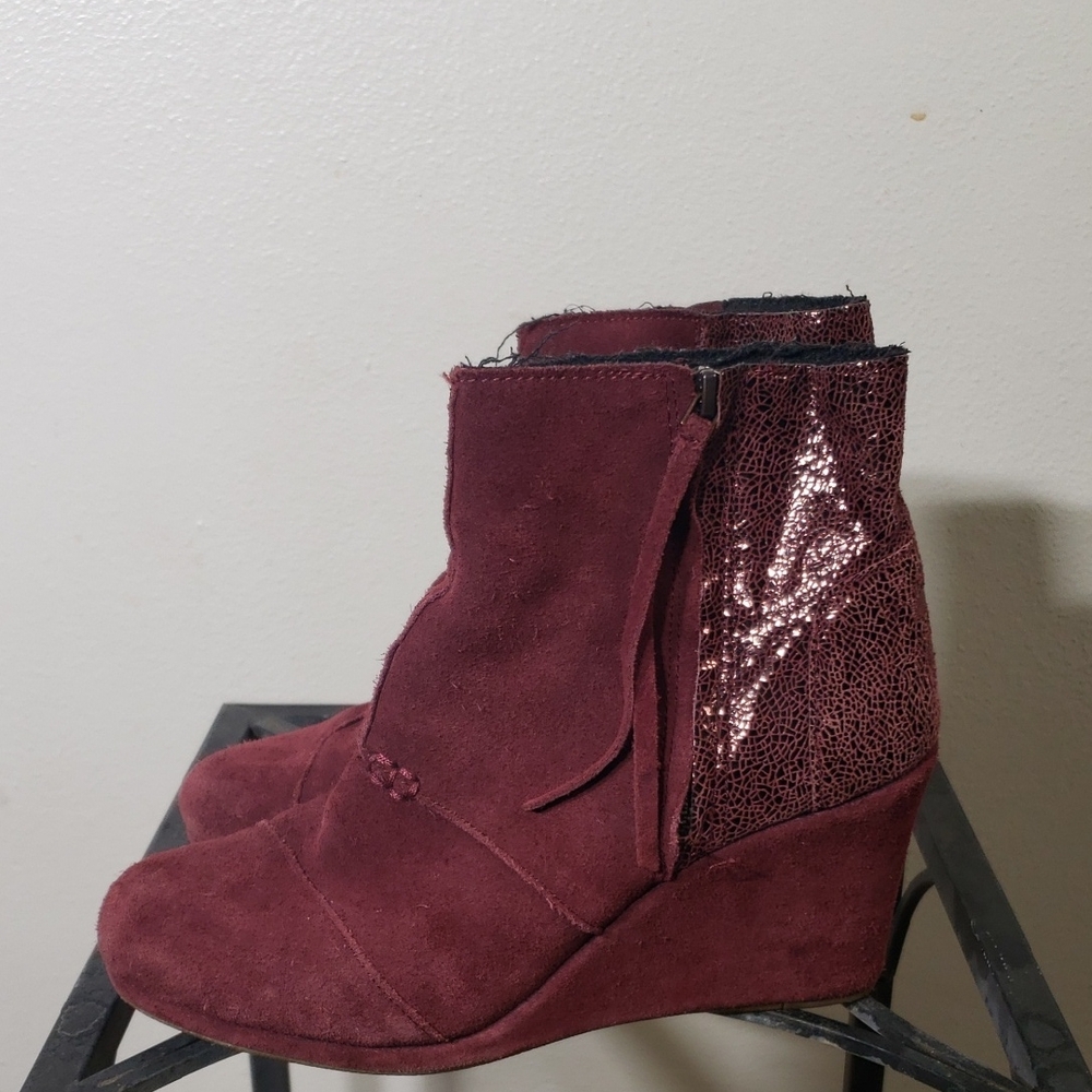Women's Size W9 Toms Suede Burgundy Wedge Ankle Boots With Zipper
